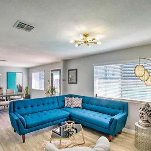 Holiday home Charming With Patio About 3 Miles To Dtwn! 